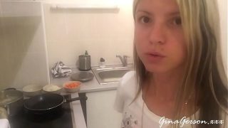 Aku lagi masak sup bit Rusia, bikin basah celana sambil ngaduk kuah merahnya.
