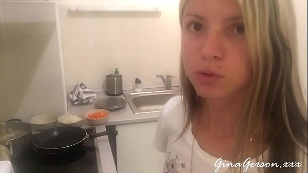 Aku lagi masak sup bit Rusia, bikin basah celana sambil ngaduk kuah merahnya.