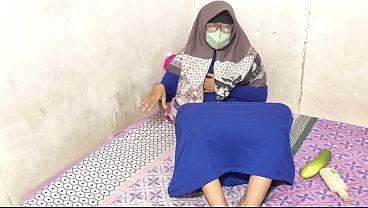 Cewek hijab Indonesia lagi mainin memek sendiri.