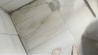 Gue nemuin dildo di kamar mamah tiri Arab gue, terus gue kasih cobain kontol asli.