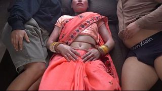 Nggak pakai sensor, bokep India ibu tiri dan anak tiri lagi mesum di kamar, hot banget.