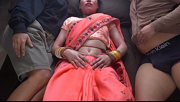 Nggak pakai sensor, bokep India ibu tiri dan anak tiri lagi mesum di kamar, hot banget.