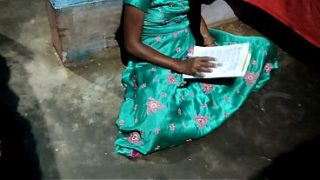 Desi bhabhi baca buku, guru digebukin sambil nungging