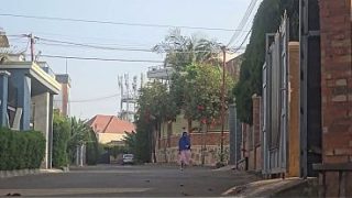 GILA, SEORANG IBU ARAB NGEBETEKIN MEMEKNYA DI LUAR RUMAH DEKET JALAN RAYA.