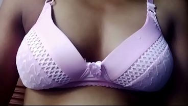 Malam ini, gadis India seksi banget siap bikin lo panas, bibir merahnya dan lekuk tubuhnya bikin ngiler.