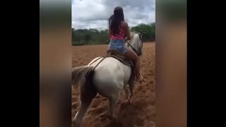 Larissinha ngebut naik-turun, goyang bikin makin panas.