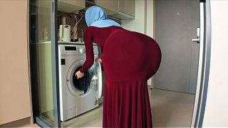 Ibu tiri pakai hijab, pantat bulatnya kena tatapan nakalku tanpa sengaja