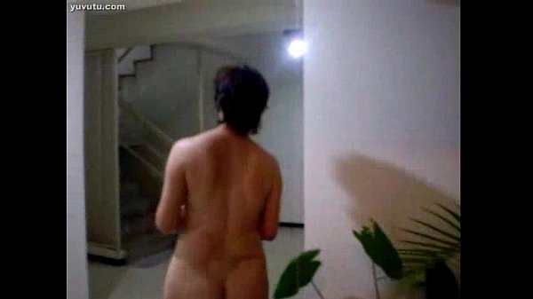 Ibu-ibu China montok siram tanaman pake baju tipis, bikin basah kuyup.