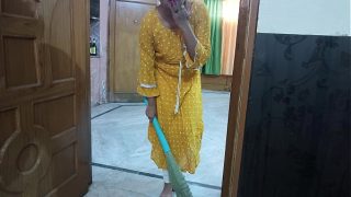 Pembantu pemalu tapi tetek gede ngentot bosnya, seru banget pake audio hindi