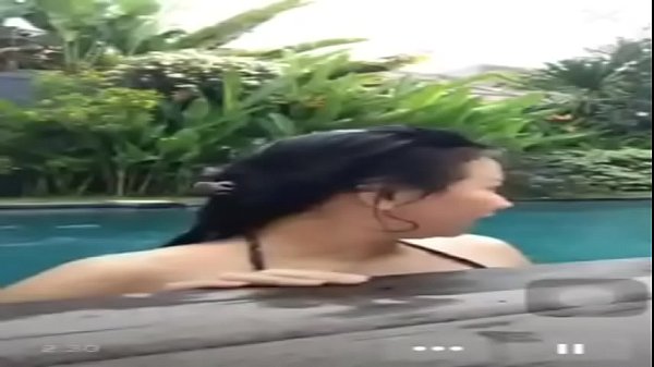Ngentot di kolam renang pas live, bikin makin basah dan panas