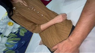 Aku bawa pacarku Vishali ke hotel, lalu kencengin memek perdananya sampai meraung-raung.