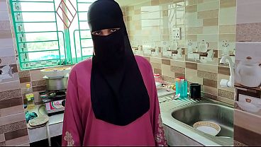 Selang suami selingkuh, ngewe pembantu hijab di rumah kosong, crot di dalem
